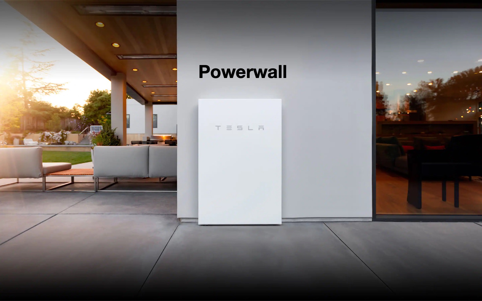 Weiße Tesla Powerwall die an einer Hauswand montiert ist